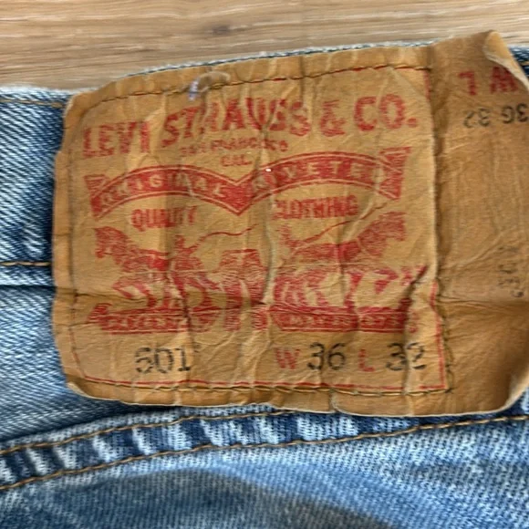 Levis 501 Jeans Mens 36x32 Blue Denim 100% Cotton Button Fly Straight - Picture 9 of 13